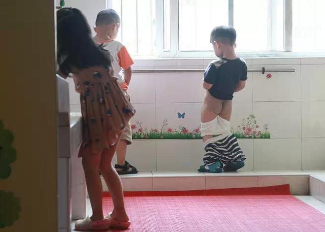 有位宝妈跟我说:女儿今年刚上幼儿园,但发现幼儿园厕所是男女不分的