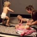 超級媽媽把4個寶寶都放到床上後，她接著展現的「神技」讓4300萬人都瘋狂重播傳遍網路世界了！