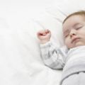 寶寶睡覺時出現這幾種睡相，媽媽別大意有可能是寶寶不舒服了