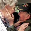 隔75年重逢異國初戀！　98歲老兵「含淚擁吻」：我回來實現當初諾言了