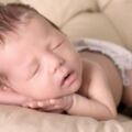 寶寶睡覺滿頭大汗，是熱的還是缺鈣？父母不要忽視出汗幾大原因