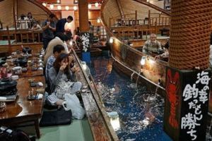 日本新型態居酒屋「自己想吃的魚自己釣」，不但飲料調酒喝到飽而且還「很好玩喔！」
