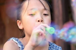 孩子五歲了卻從沒上過幼兒園，家人指責媽媽：你這是把孩子耽誤了