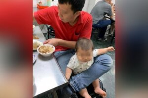 餐廳沒兒童椅怎吃飯？　神隊友老公不用手「一招人體大絕」淡定開吃