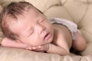 寶寶睡覺滿頭大汗，是熱的還是缺鈣？父母不要忽視出汗幾大原因
