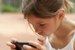 父母這三個行為容易讓孩子染上手機癮，希望你一個都沒佔
