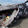 誰來守護海洋？巨大鯨魚「擱淺」在海灘　不忍直視嘴裡滿滿的垃圾