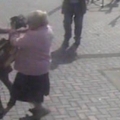 81歲老奶奶ATM機取養老金，遭搶劫後神反應，劫匪落荒而逃