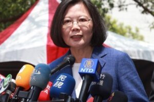 批韓打郭 蔡英文：和平靠國防不是口號