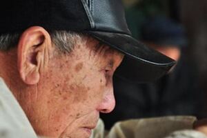 老父親病重拿出兩袋錢，小兒子搶大袋，大兒子得小袋，老父親笑了