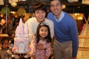 梁詠琪逛街老公全程抱著女兒，父女倆長得超像，一家人幸福溫馨