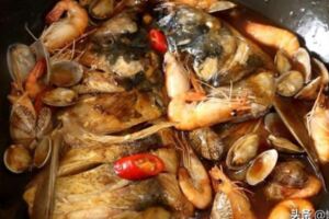 這是紅燜魚頭的做法，加花蛤和蝦一起燜無腥味