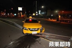 運將撞護欄棄車逃逸　結果留下爛攤子給警處理