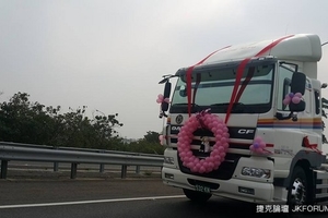 36台跑車算什麼！　同一天還有拖拉機、拖車頭迎新車隊