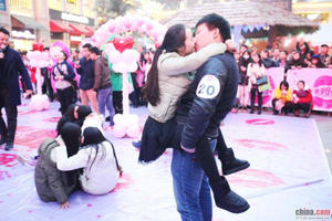 武汉一商业街举办接吻大赛 奇葩姿势引围观