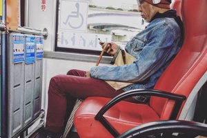 往東區的275公車上遇見他　網友驚：史上最潮型男阿公