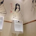 餐馆男厕内图画引人遐想 顾客看完羞红了脸