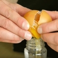 往瓶子裡面打入雞蛋，隨後讓家人都停不下筷子