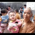 61歲的阿姑，收養了38個「病娃娃」，讓我們一起頂禮讚嘆這位「活菩薩」！
