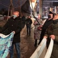 大雪夜，杭州一群陌生人聚集在高架橋下，拉開被單和毯子，他們在幹嘛？