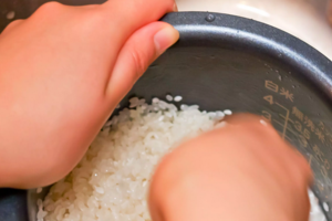「洗米」的時候只要記住這個動作，做出來的飯會好吃100倍哦！之前都洗錯了！好可惜 ...