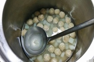  營養午餐的湯「剩一堆蘿蔔貢丸」還以為小學生很浪費，得知他們「只喝湯的原因」...瞬間爆哭！