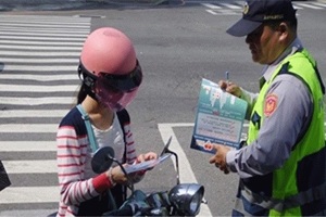 「阿公病危」少女騎車狂飆，遭警攔下後幫開道，後續發展超感人！