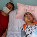 12歲男孩患世界罕見病，曾輾轉求醫長達10年，如今哭求放棄治療