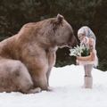 不是PS圖！　攝影師拍下童話般的「棕熊與小孩」照片　呼籲大家：不要再殺它們