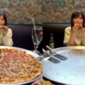 大胃王挑戰82寸披薩，鏡頭拉近後水杯穿幫了，網友：難怪可以吃完！