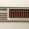 1970年代「計算機+算盤」被嘆超多餘！　廠商親回覆：加算盤是有理由的…