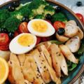健康輕食做起來，雞肉蔬菜搭配，這份沙拉絕對饞到你