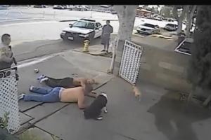警察讓男子趴下，沒想到狗狗卻跑過來做了一個動作，在場的人都笑翻了！