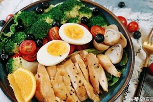 健康輕食做起來，雞肉蔬菜搭配，這份沙拉絕對饞到你