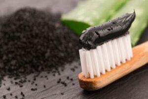 黑炭牙膏風行　專家警告：會增加蛀牙風險