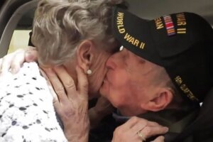 97歲美國老兵「75年後找回法籍女友」　感動抱緊對方：我一直沒有忘記妳…