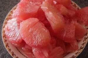 柚子是天然水果罐頭，可買紅心還是白心的？別和一種物質同吃