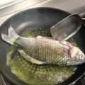 家人都愛吃煎魚，但都在煩惱著煎魚的時候會粘鍋？學會了這簡單技巧，煎的魚都不會粘鍋了，吃貨們趕緊試試吧。