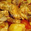 馬來西亞的美食之一的咖哩雞，香濃的味道令人忍不住添多一碗飯。煮了一大鍋就可以吃上兩天，而吃剩下的咖哩汁還可以拿白麵包沾著吃！！！