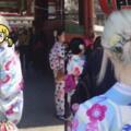 日本街頭銀髮和服女吸引民眾目光，一回頭「逆天顏值」正到讓網友暴動