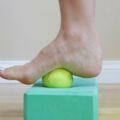 腳踩網球按摩很有感！　6個必學「舒緩所有腳部問題」居家拉伸動作