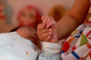 女子順利生下4胞胎，婆婆急忙問護士寶寶性別，親媽卻瞬間大哭
