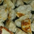 在家煎餃子容易粘鍋糊鍋？教你一個簡單方法，煎餃金黃完整超好吃，分享給大家吧！