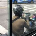 機車騎士等紅綠燈「狂滑6支手機」，正當網友要開罵知道「真相」後紛紛表示辛苦了！