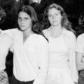 4個好閨蜜在1975年拍下了這張合照，40年後她們再拿出來看，卻發現「和死神擦身而過的瞬間」！