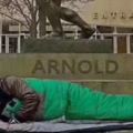 國際巨星阿諾·史瓦辛格居然露宿街頭，背後真相令人唏噓不已！