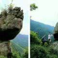 貴州神奇景觀：巨大的懸石看上去搖搖欲墜，攝影師都忍不住要合影