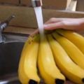 水果店老闆保存香蕉小妙招，用水這樣沖一下，不發黑，不蔫吧，放半個月都不會壞！