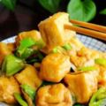 素炒豆腐泡，照這方法做入味足又下飯