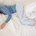 睡覺側躺好還是仰躺好？中老年人要選對，小心影響心臟健康